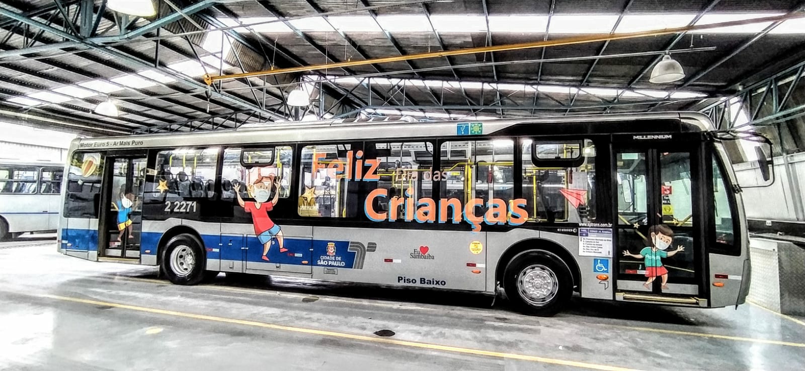 Onibus adesivado faz homenagem ao Dia das Crianças